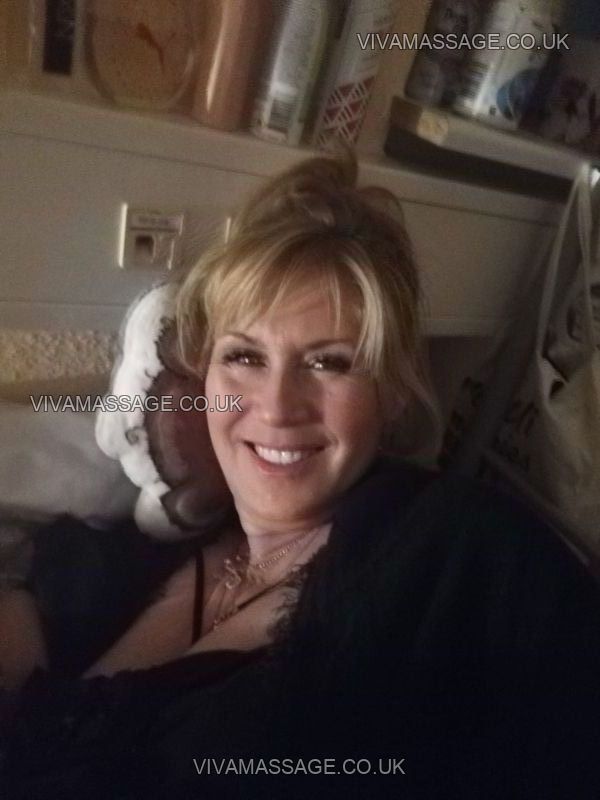 Photo 2 of MILF Maggie Turner