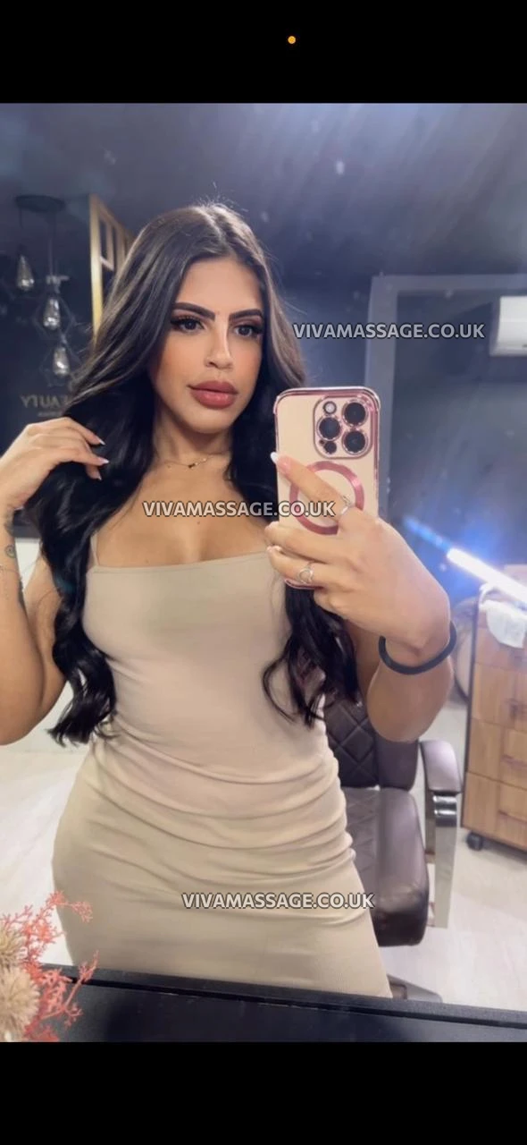 Photo 2 of HOT Julia Mendes