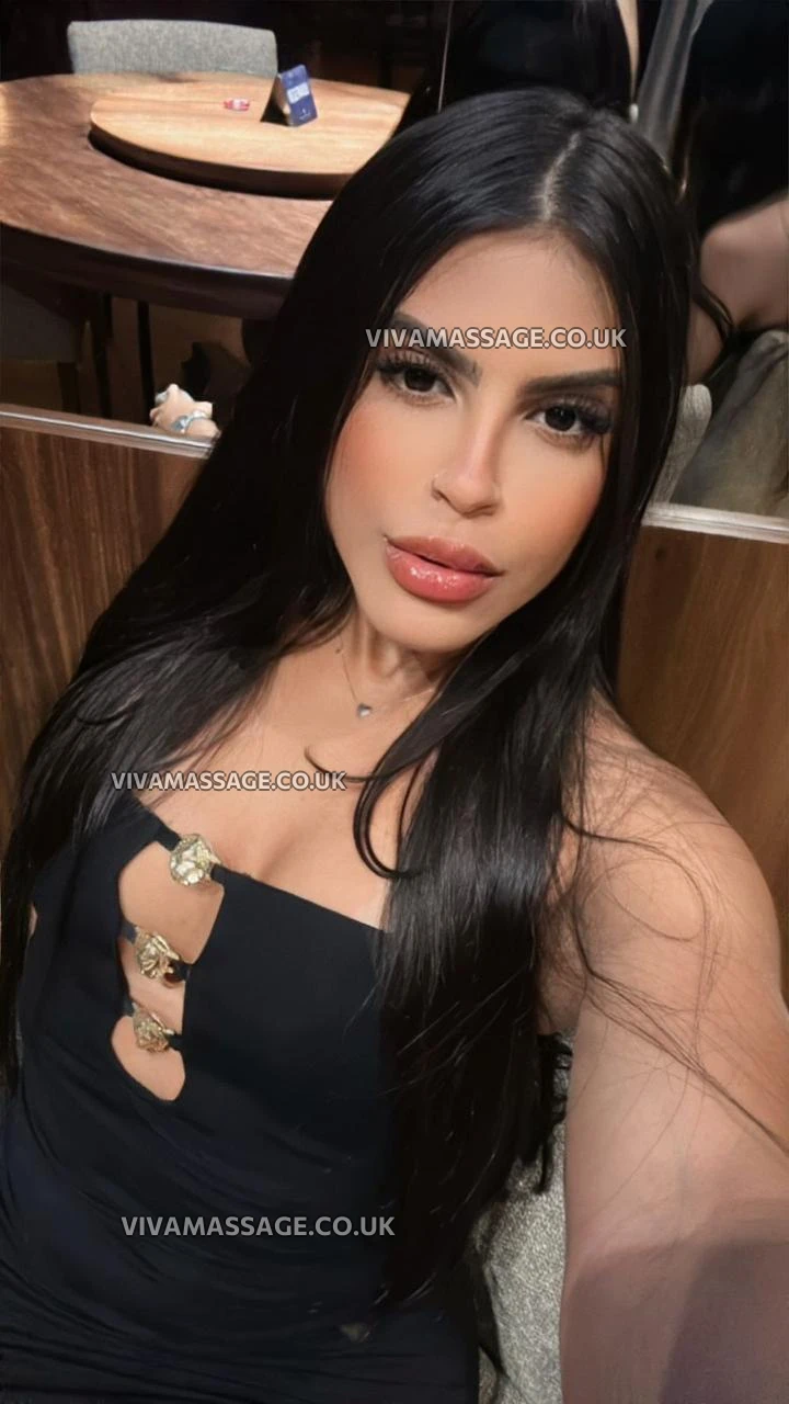 Photo 3 of HOT Julia Mendes