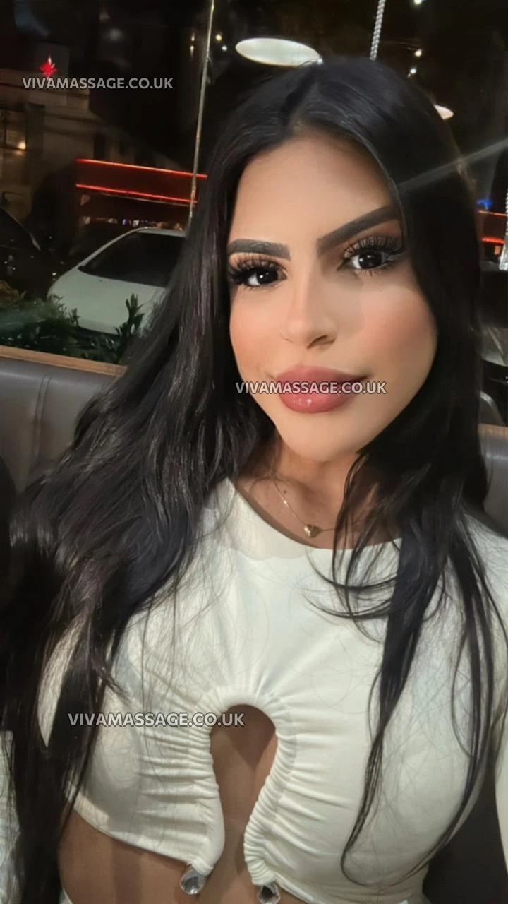 Photo 6 of HOT Julia Mendes