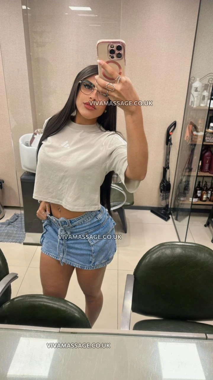 Photo 11 of HOT Julia Mendes