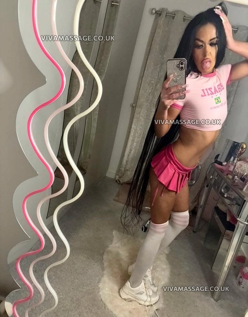 Photo 98 of EnglishBarbieVioletX