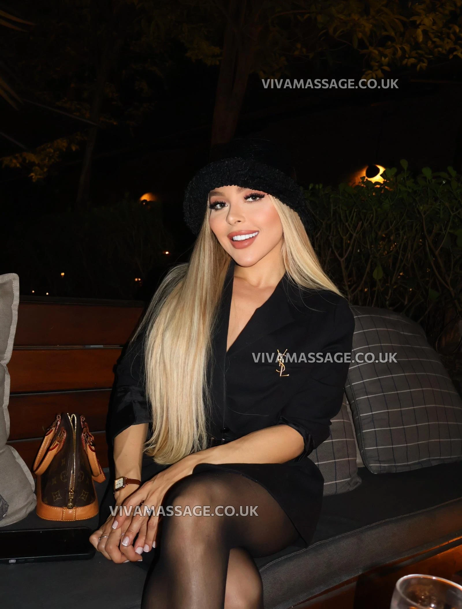 Photo 4 of STUNNING BLONDE 