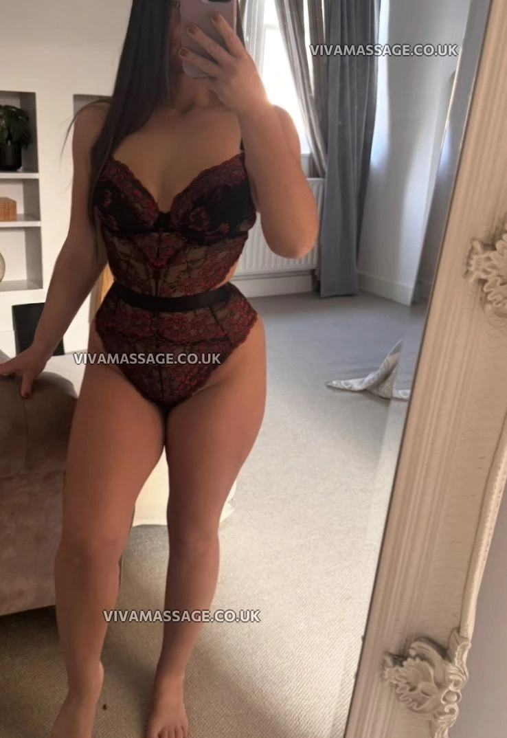 Photo 1 of LillieLondon004