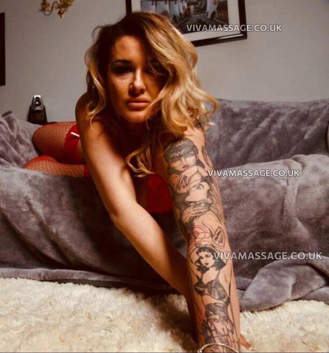 Photo 9 of Bustyqueenie