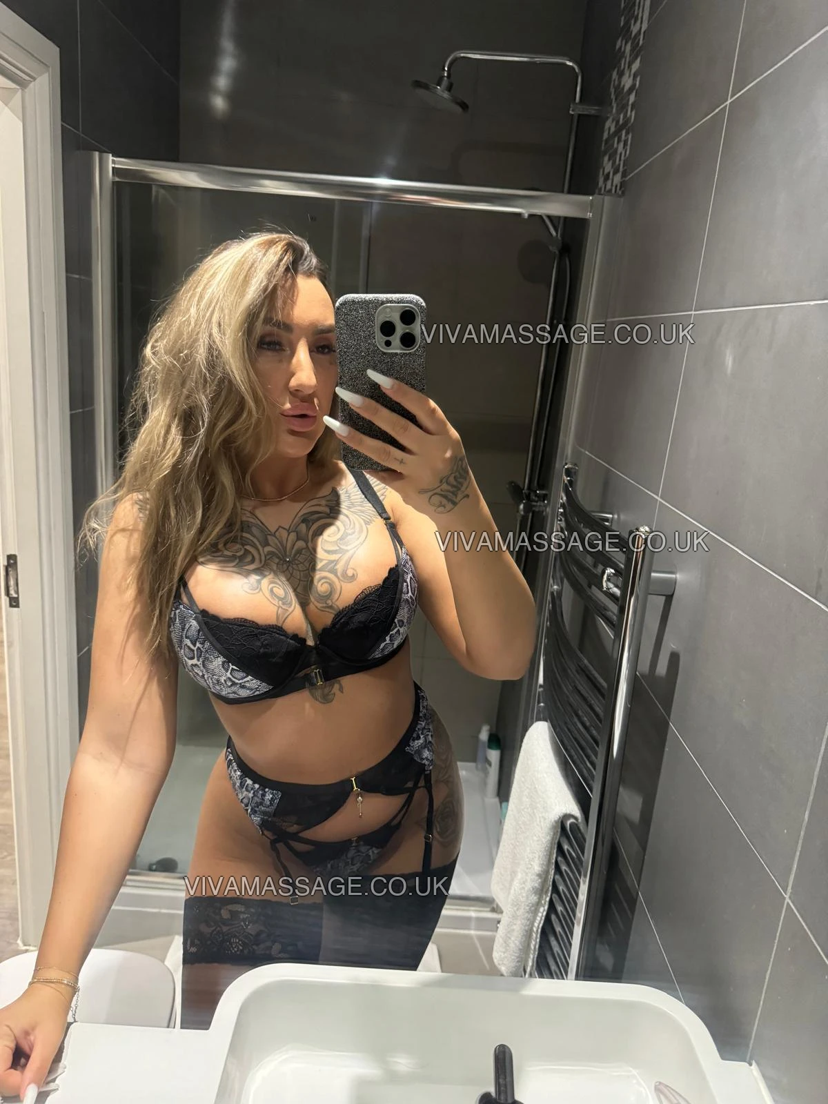 Photo 12 of Nicolle_DiamonD