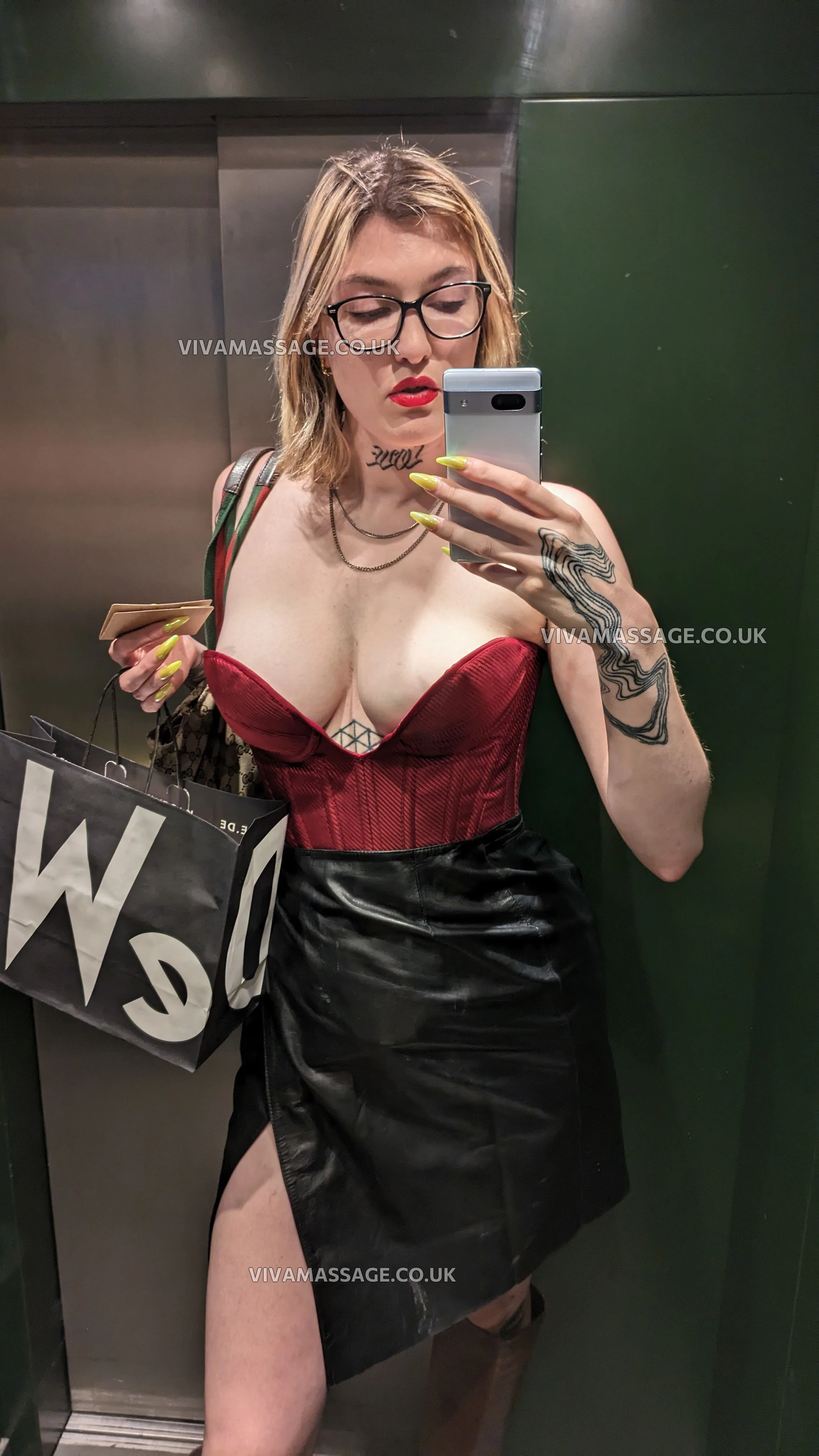 Photo 46 of Miss Simone Reage