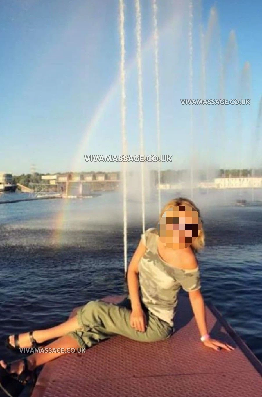 Photo 4 of Petite bombshell