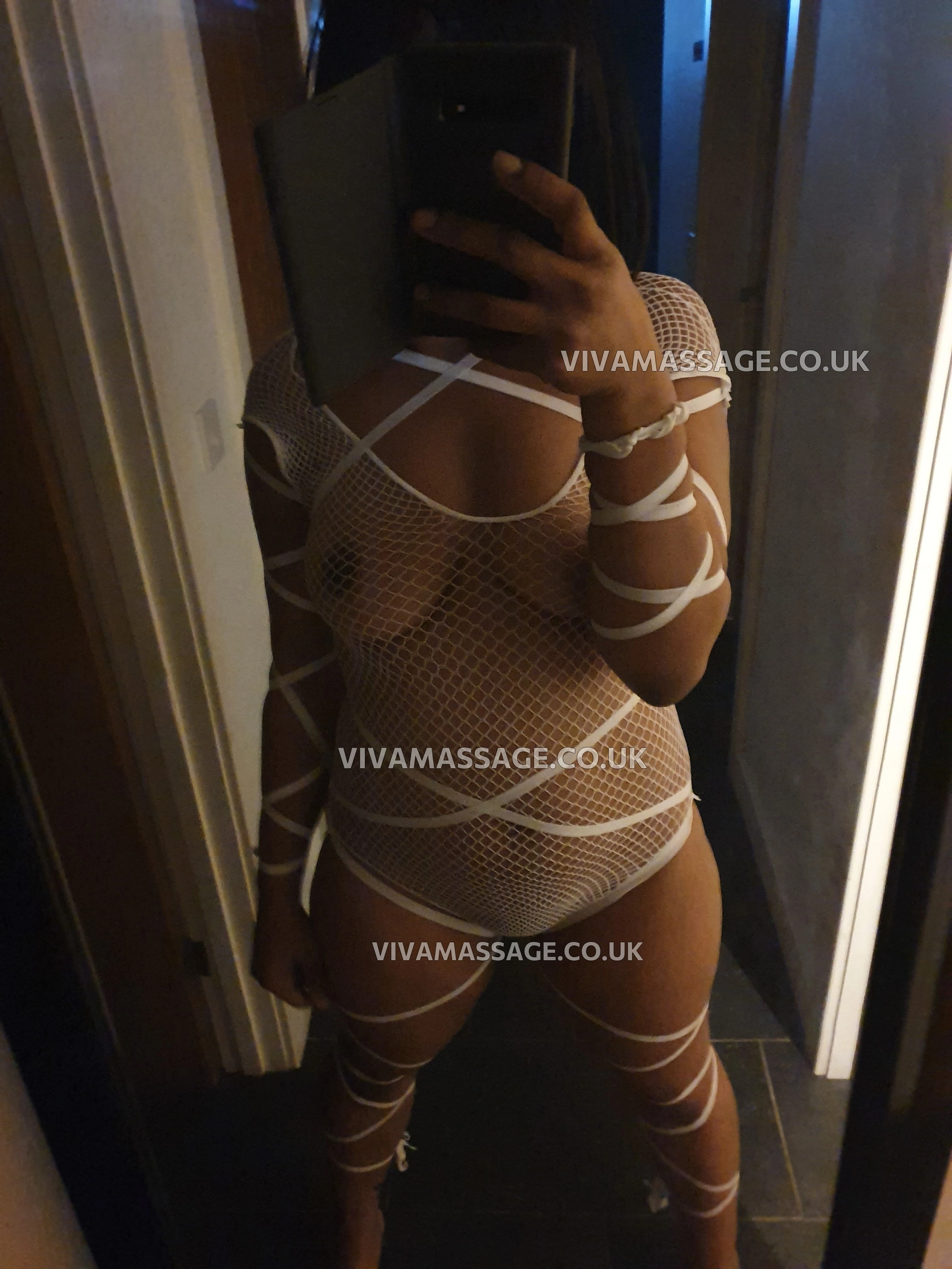 Photo 16 of Tiawithabigrear