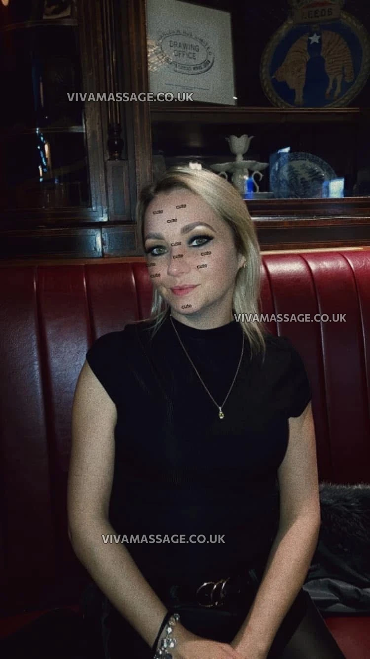 Photo 3 of Petite_Little_Pippa