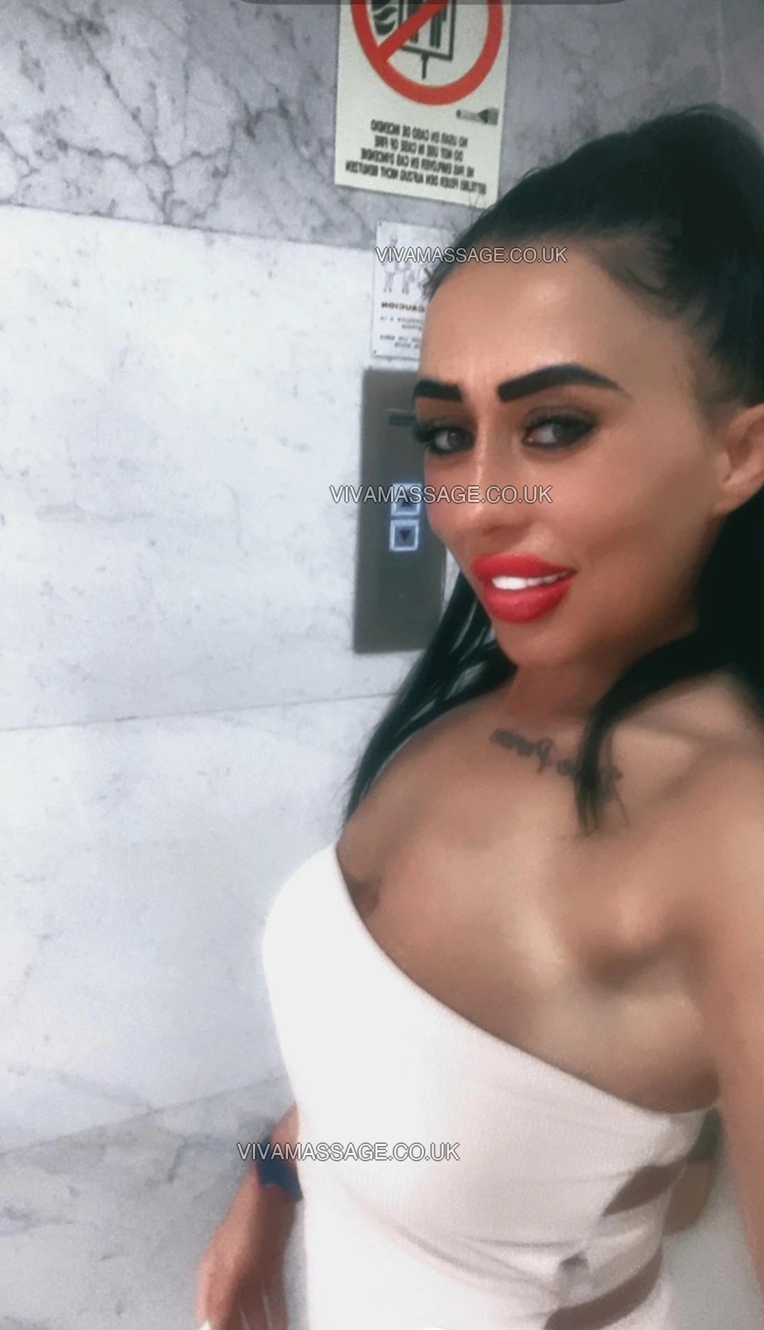 Photo 1 of English Bombshell ! 