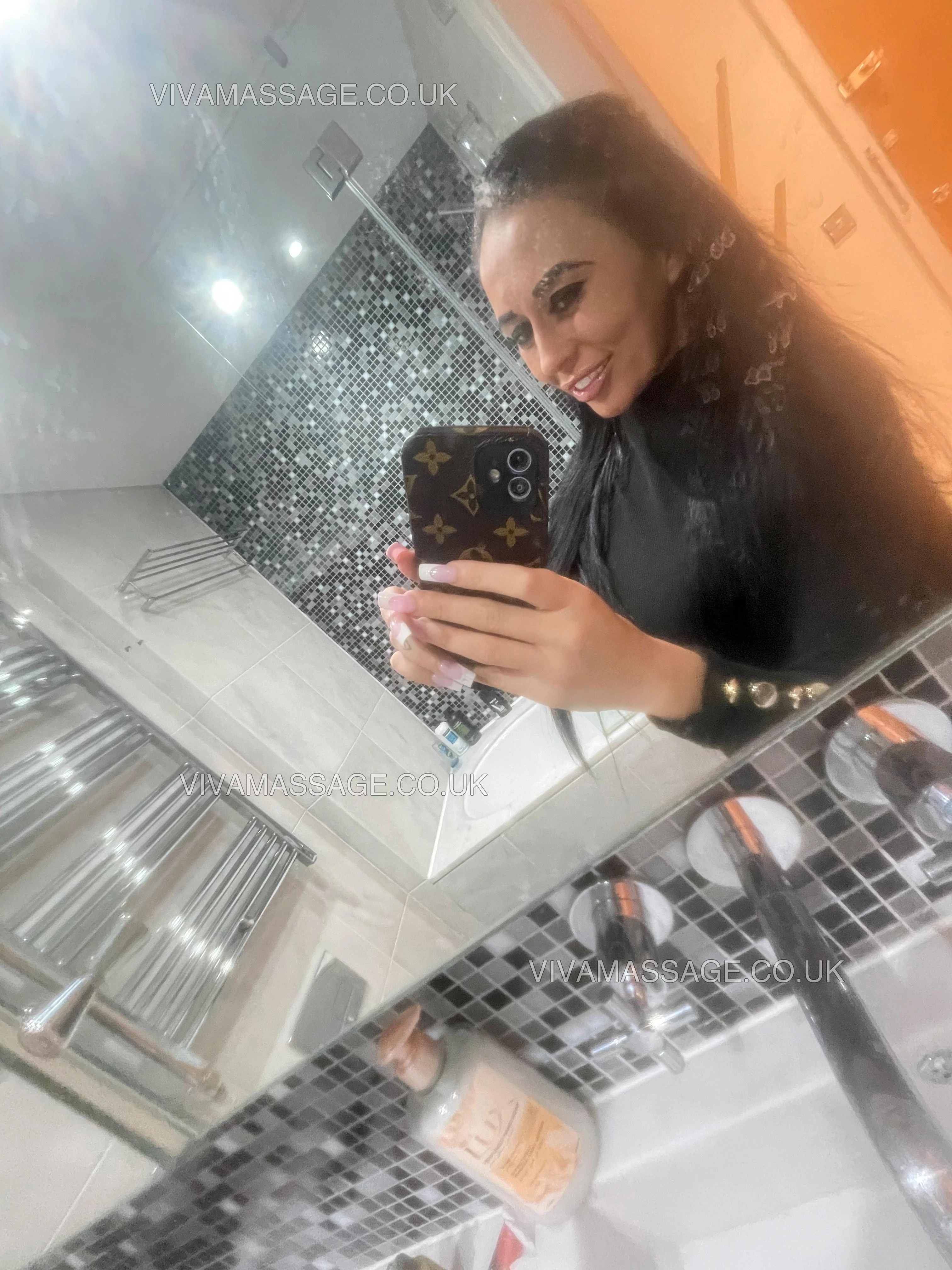 Photo 2 of English Bombshell ! 