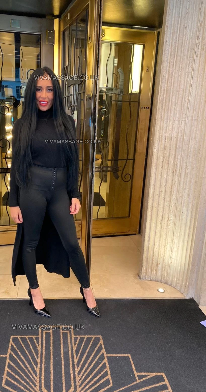 Photo 31 of English Bombshell !