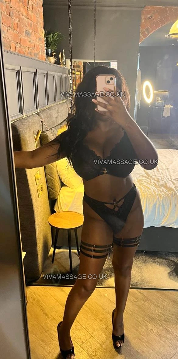 Photo 70 of FarahDelaney