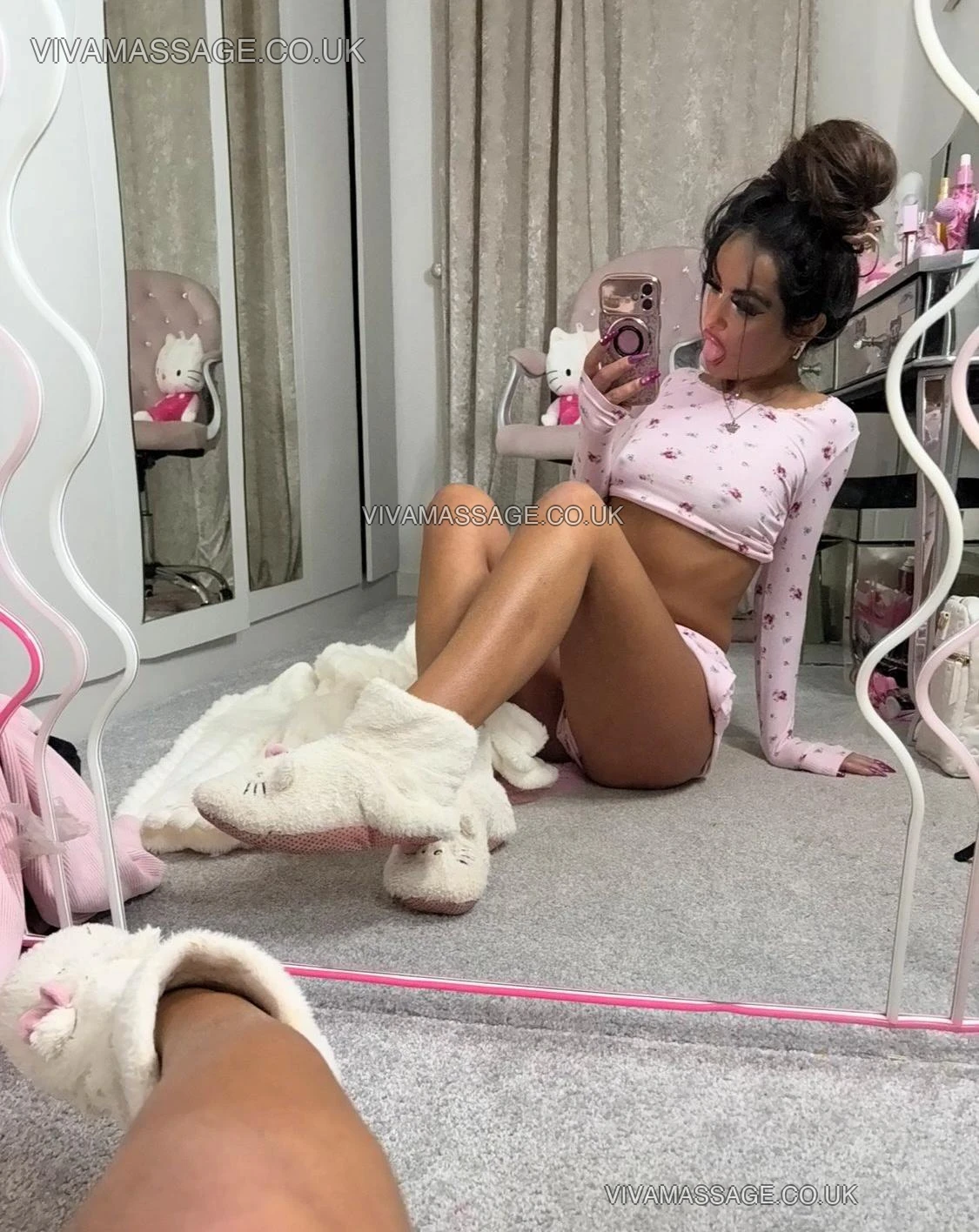 Photo 1 of EnglishBarbieVioletX