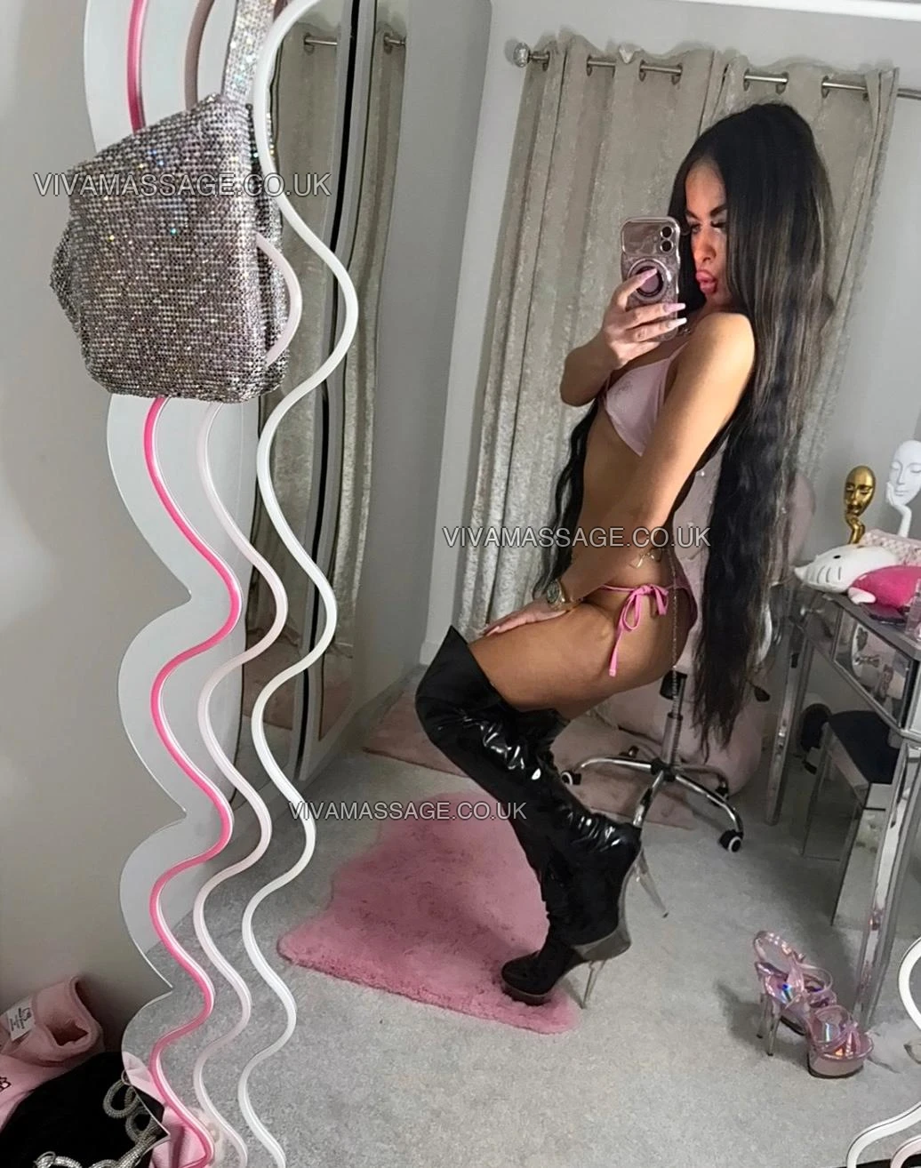 Photo 116 of EnglishBarbieVioletX