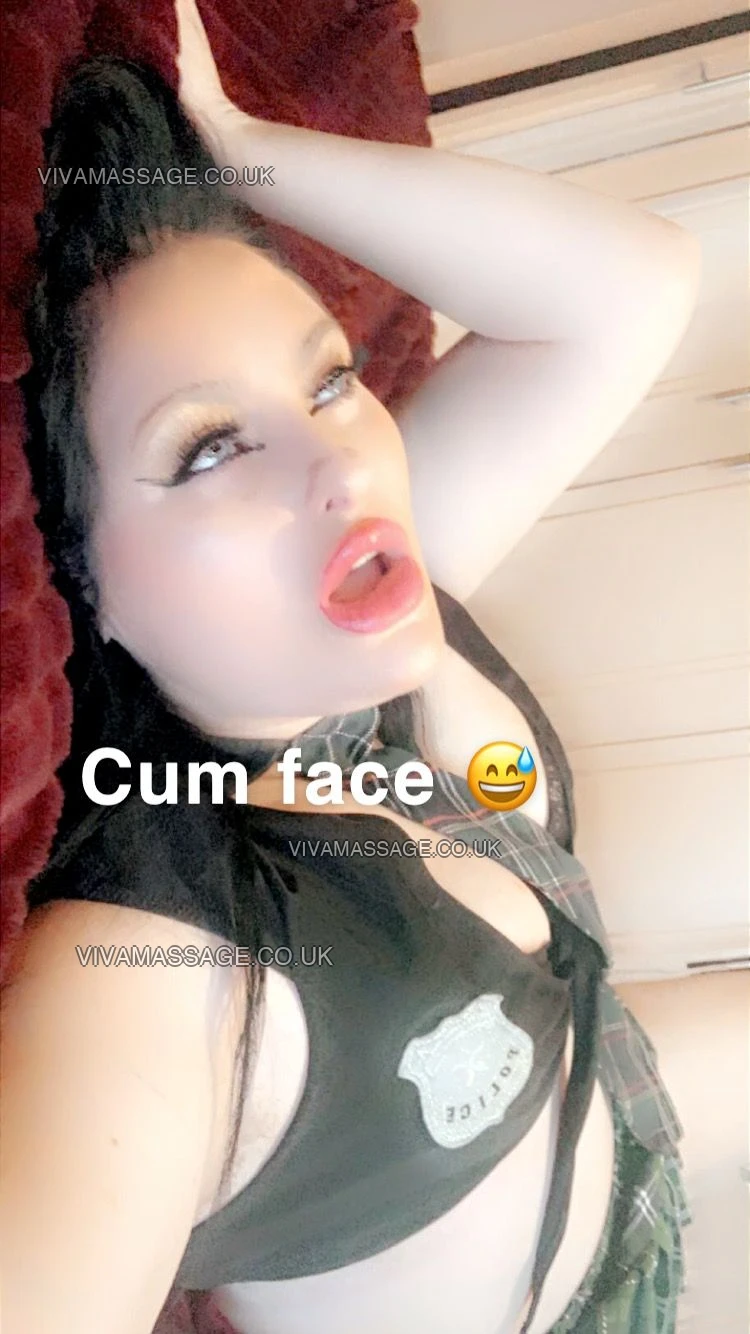 Photo 2 of THE  QUEEN