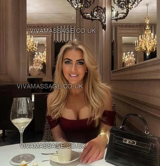 Photo 2 of First-Class-Blonde