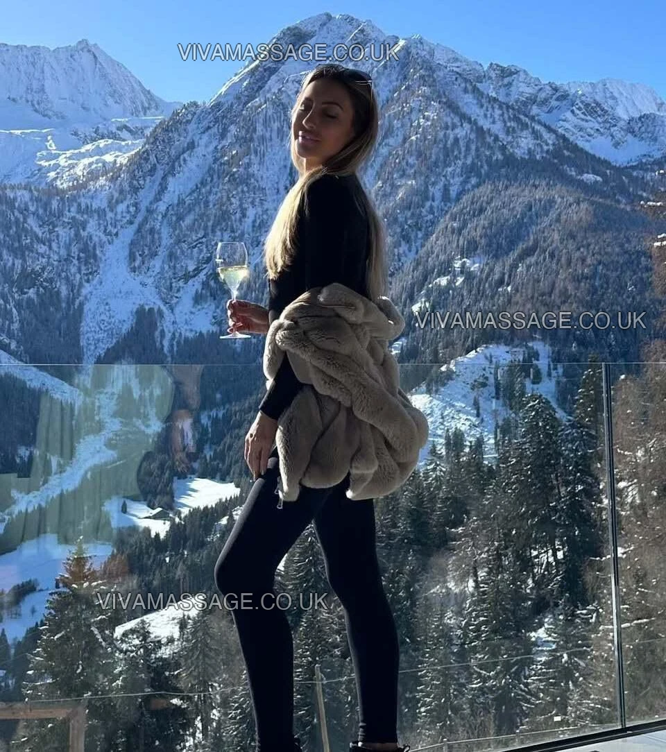 Photo 13 of First-Class-Blonde