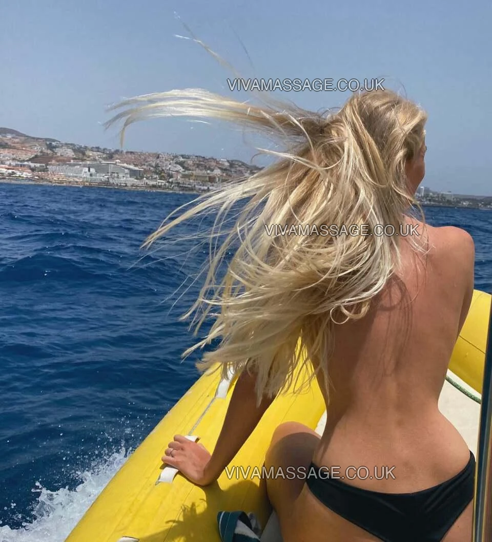 Photo 12 of First-Class-Blonde