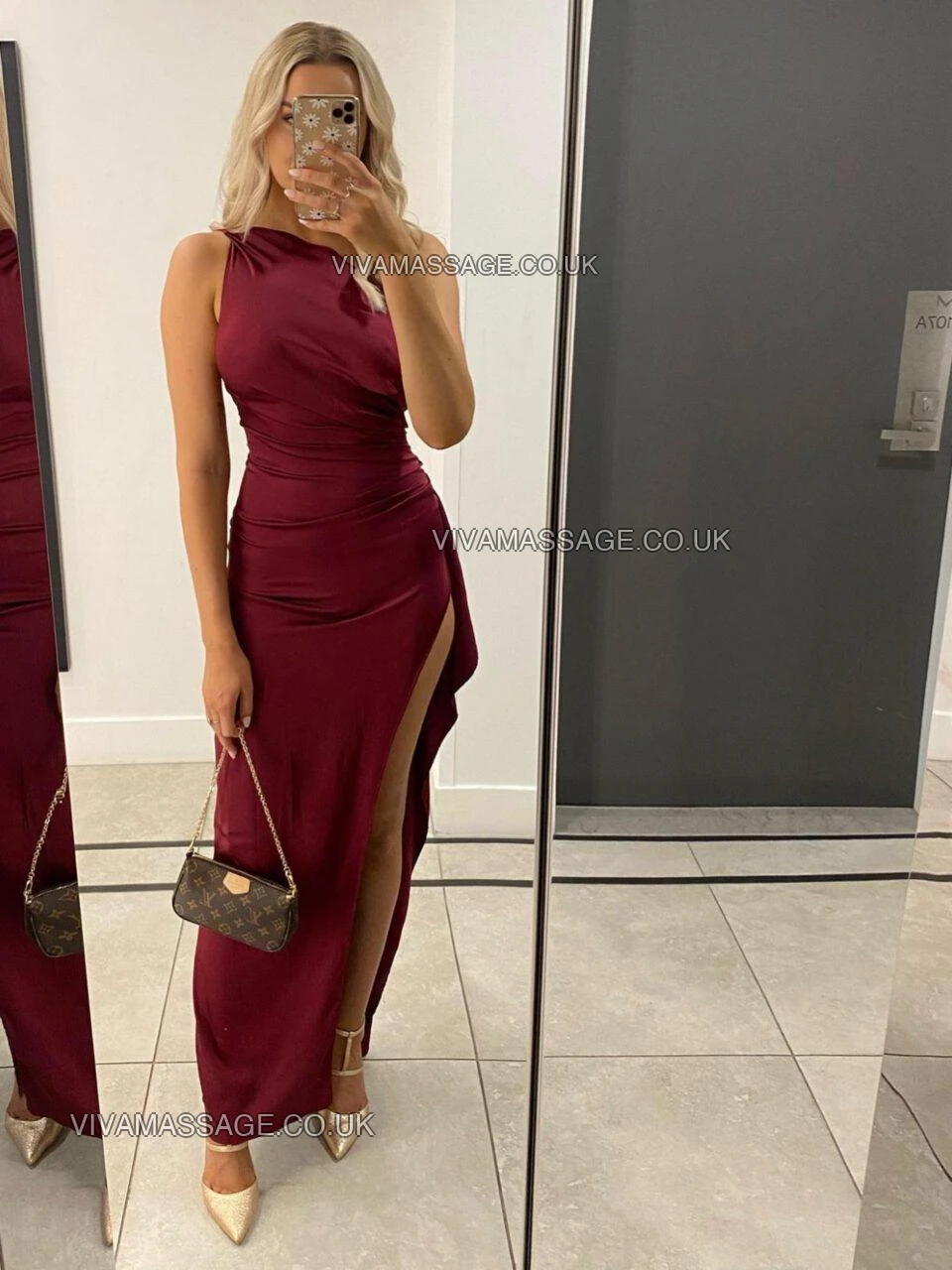 Photo 16 of First-Class-Blonde