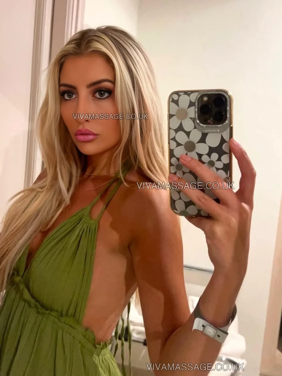 Photo 27 of First-Class-Blonde