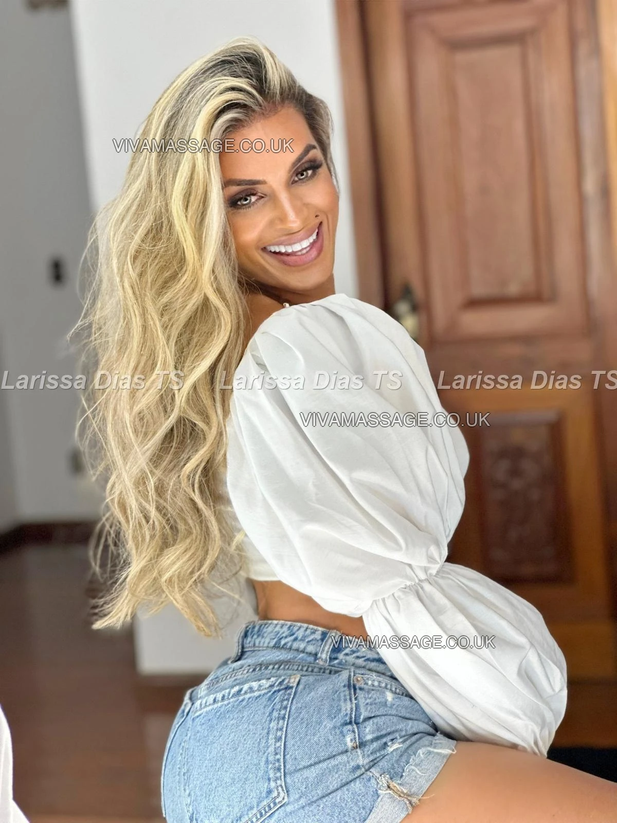 Photo 1 of Larissa Dias TS