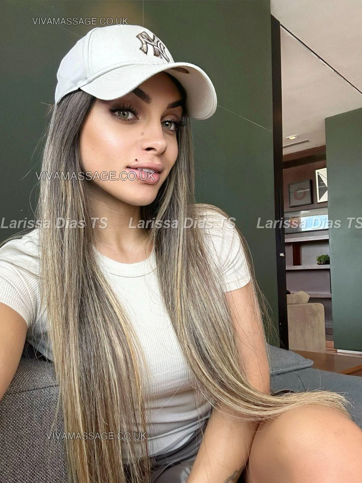 Photo 8 of Larissa Dias TS