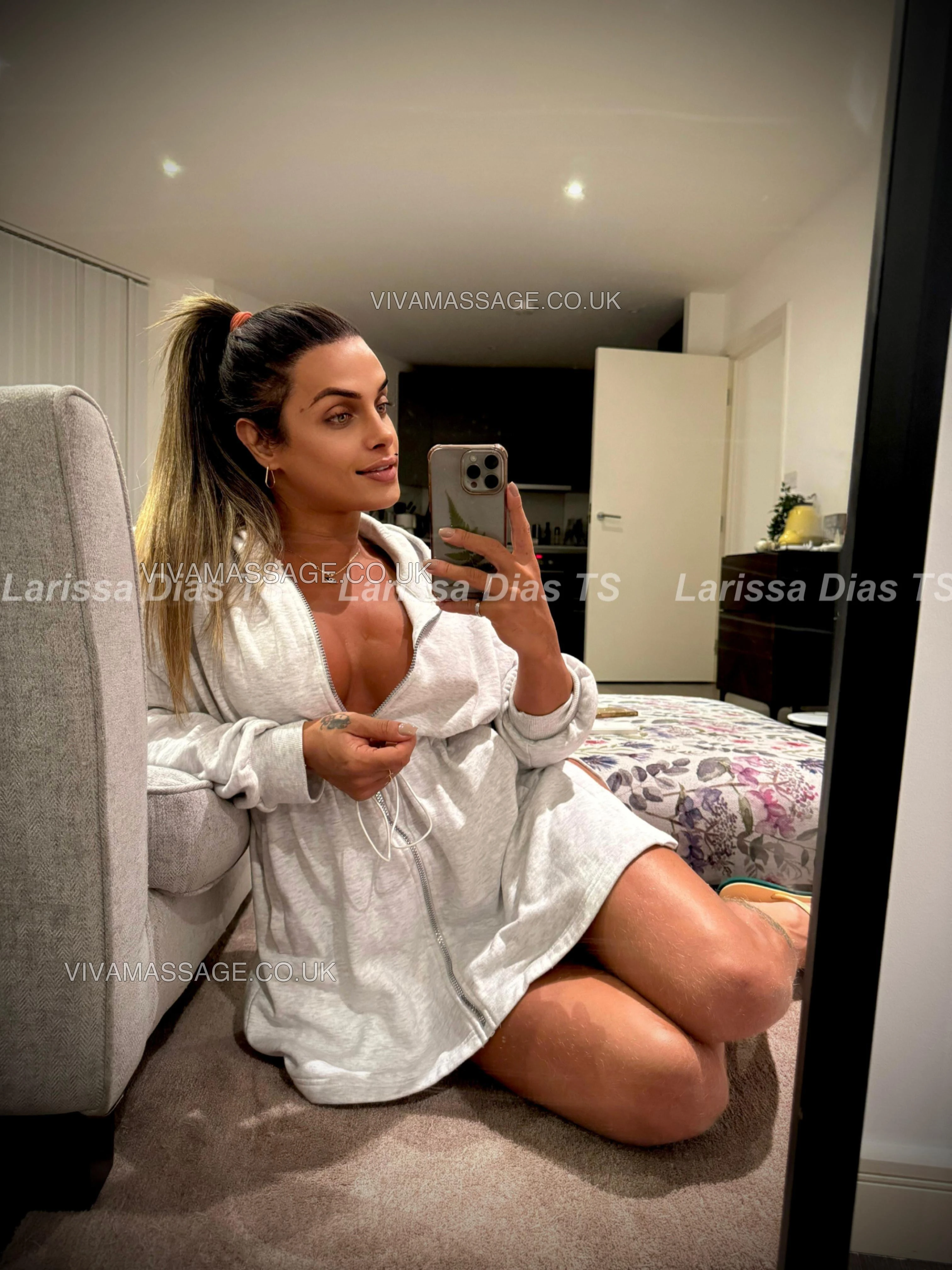 Photo 17 of Larissa Dias TS