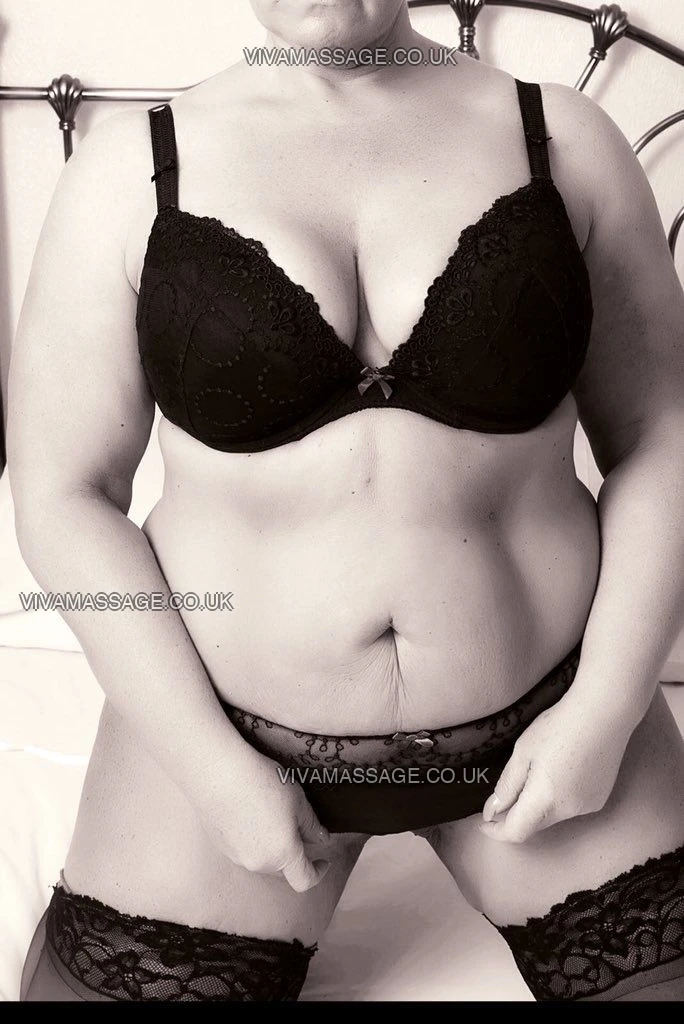 Photo 25 of Saskia Jones