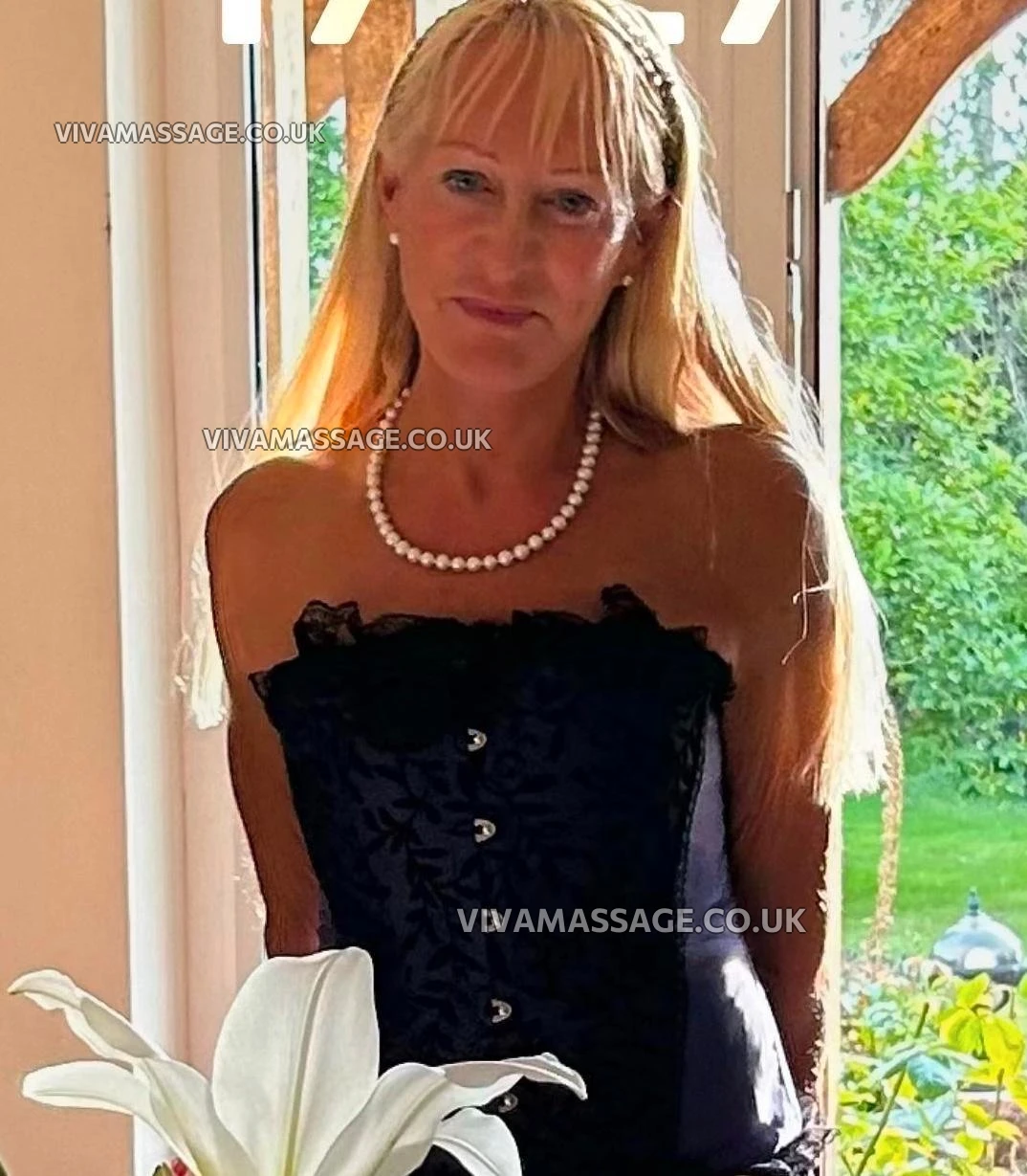 Photo 1 of posh girl